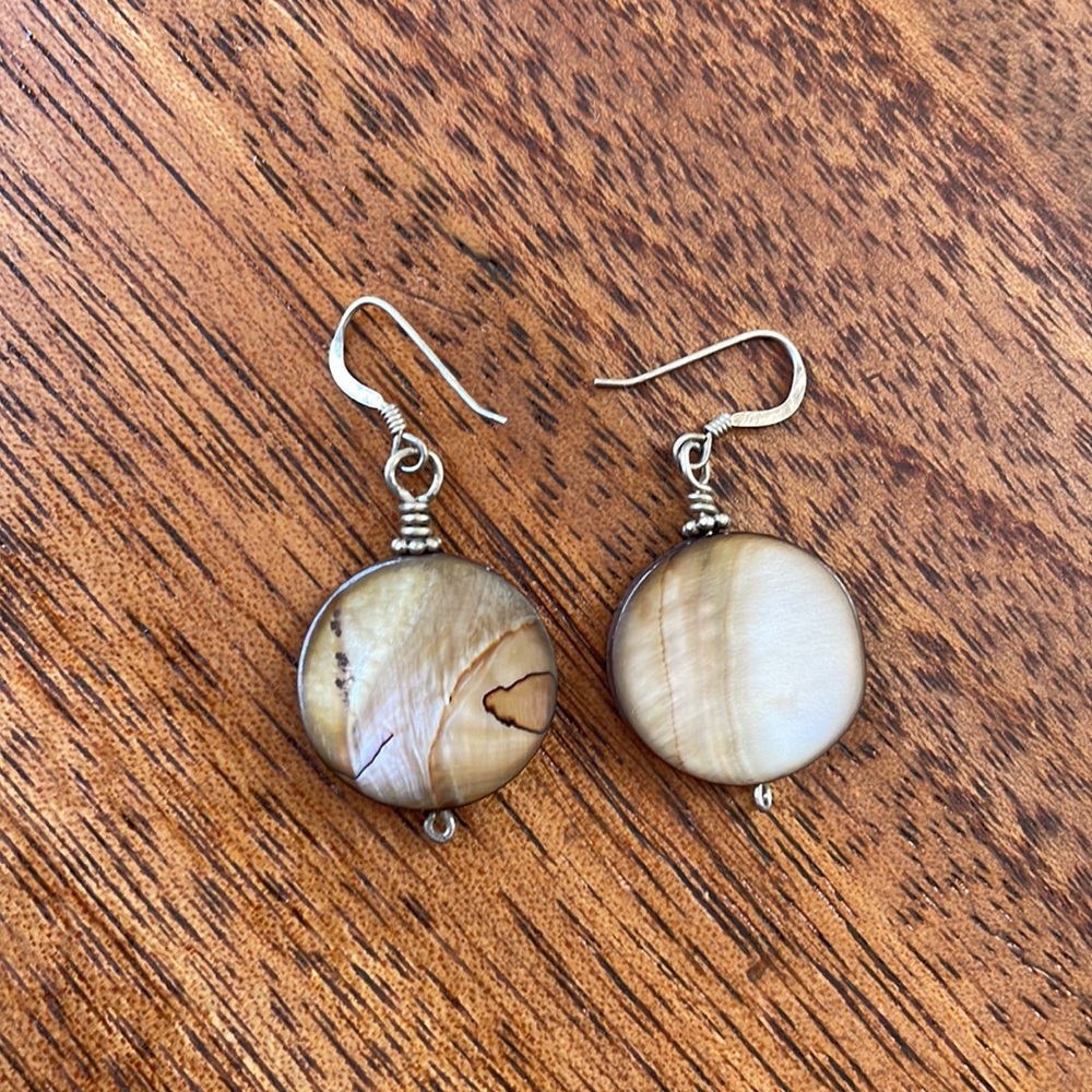 🔥 3 FOR $20 🔥 Small, lovely shell earrings. Gold coloured. - Picture 4 of 5
